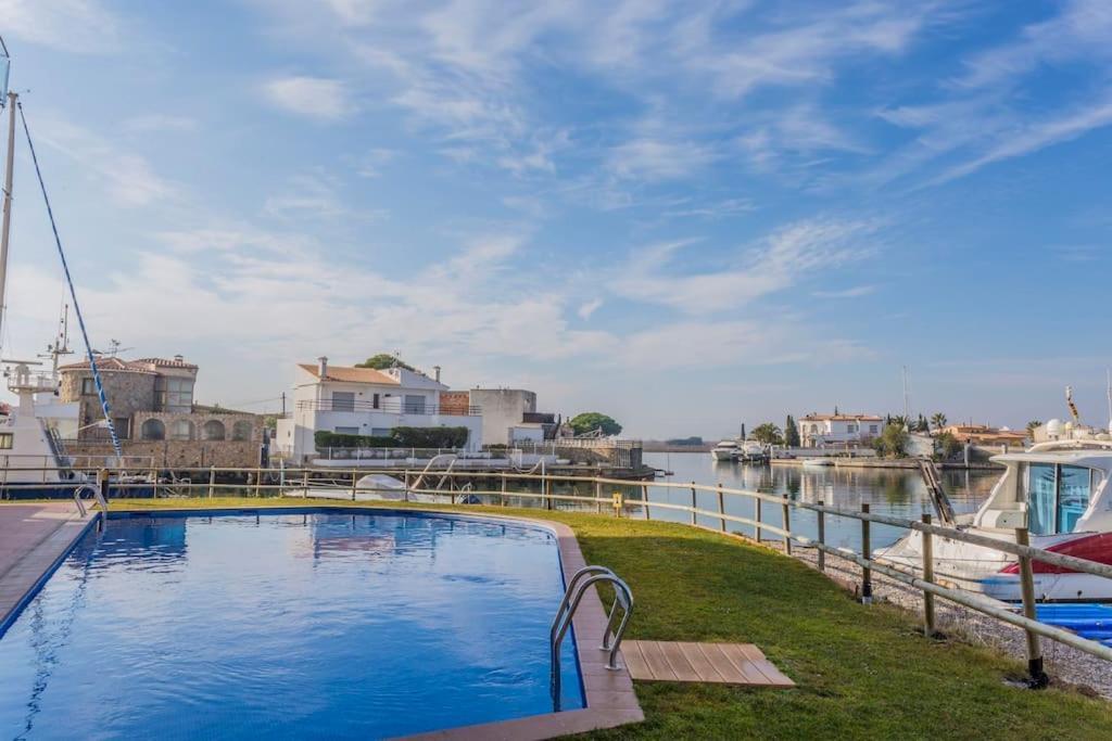 Piso De 2 Habitaciones, 3 Piscinas Y Cerca Del Mar Rosas Exterior foto