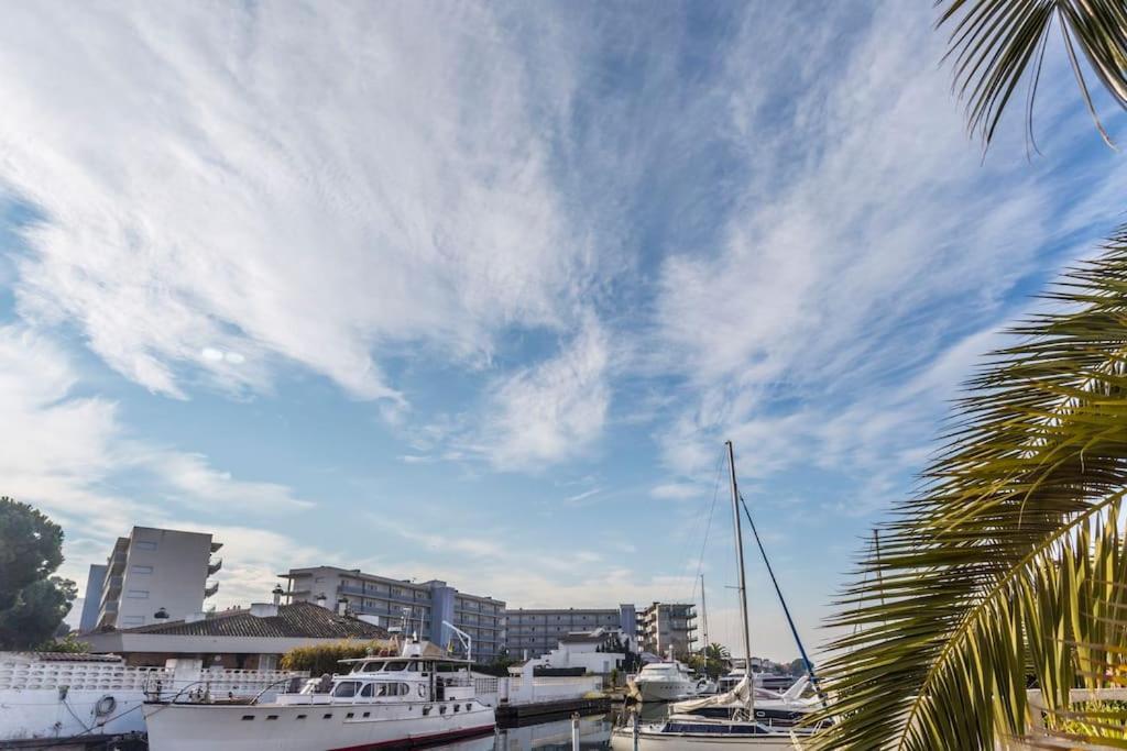 Piso De 2 Habitaciones, 3 Piscinas Y Cerca Del Mar Rosas Exterior foto